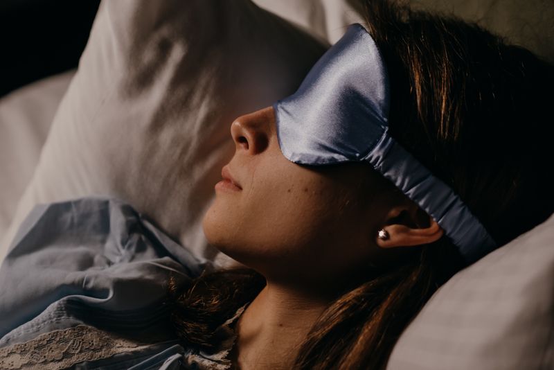 Deep-Sleep Starter Kit — Silk Sleep Mask + Earplugs